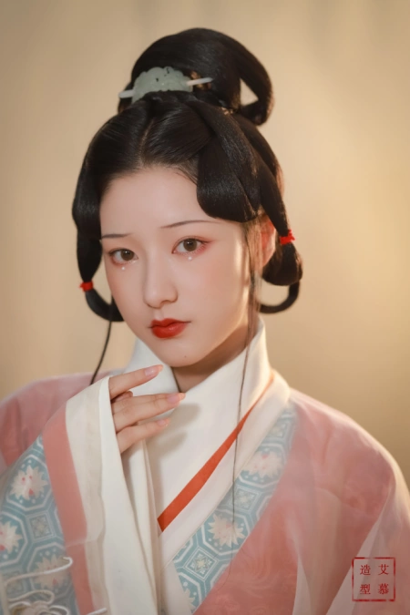别再画欧美妆了，太显老！最贴合我们五官底子的，还是中式妆！(适合画欧美妆的脸型)